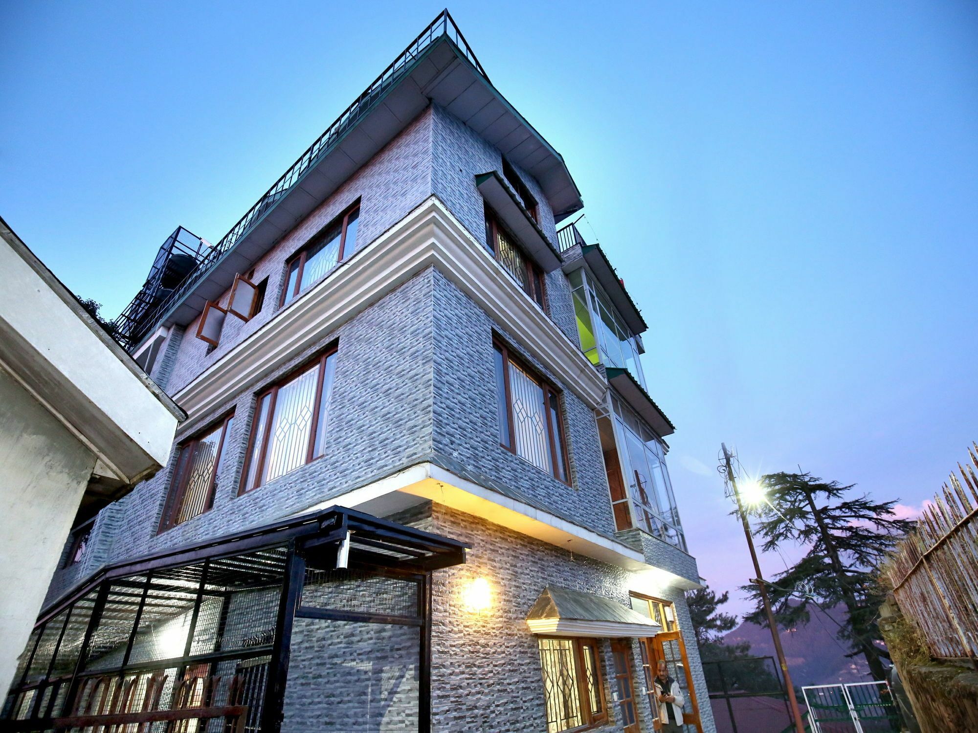 Oyo 10736 2bhk Nandan Mansion Keleston * Shimla