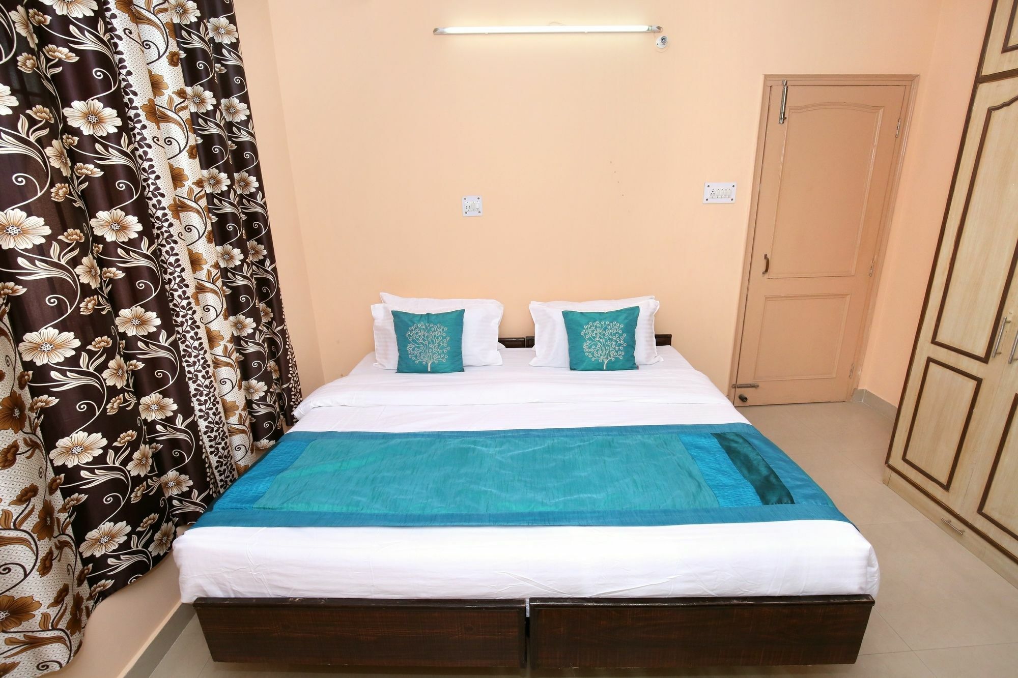 Oyo 10409 Sector 4 New Apartment