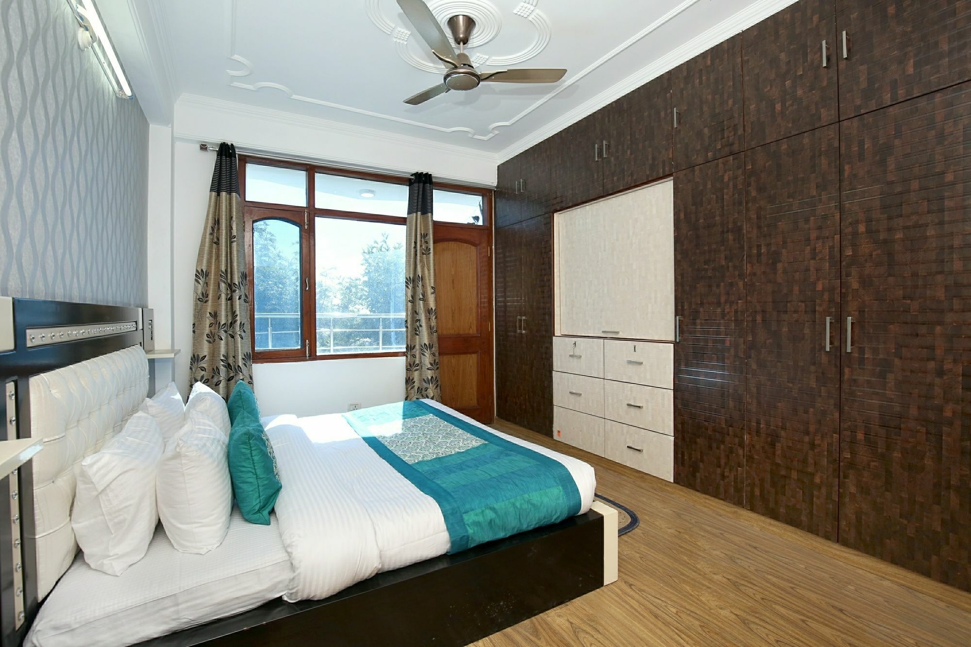 Oyo 10406 Luxury 3bhk New Apartment