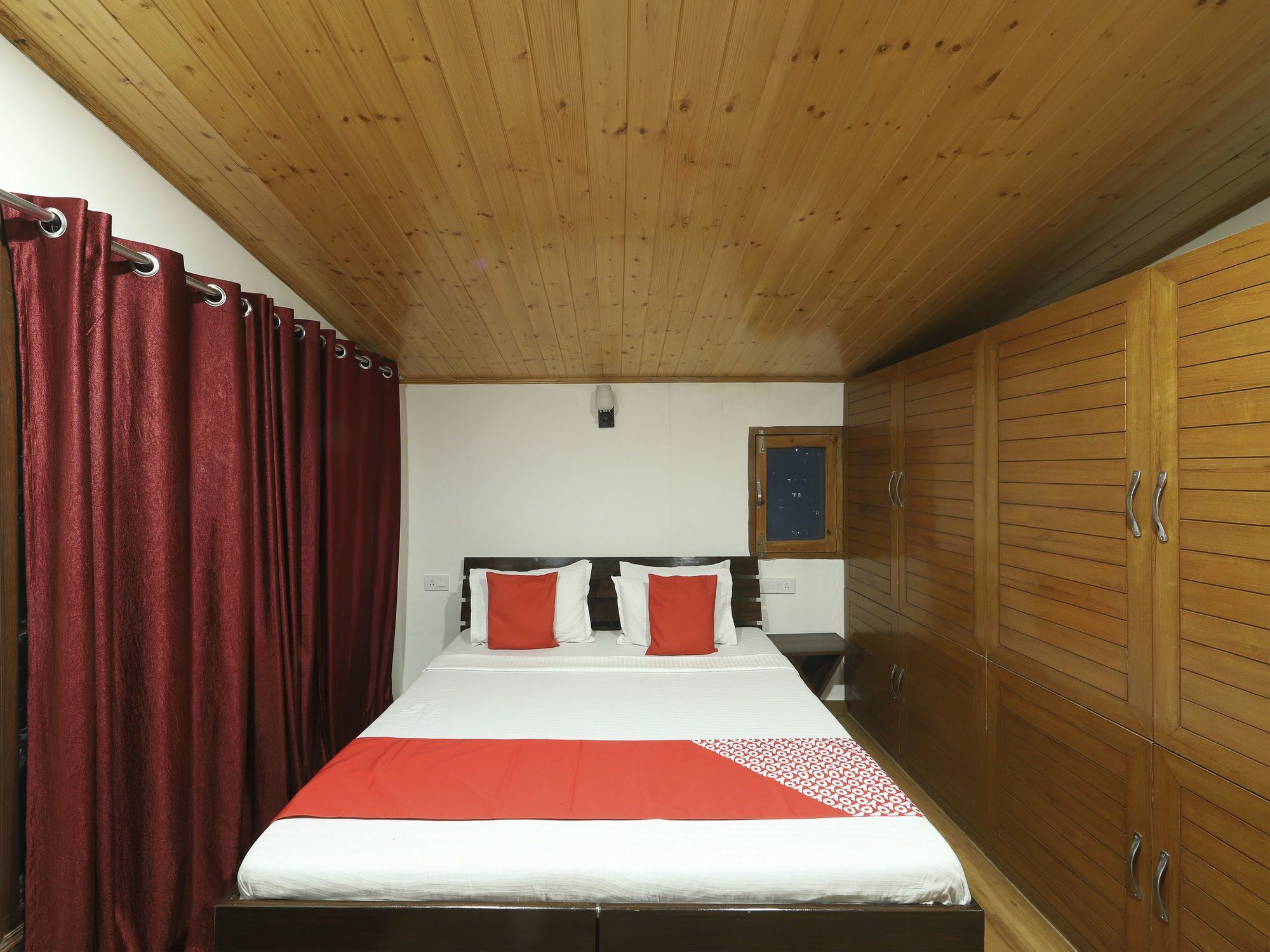 Oyo 13281 Boutique 3bhk Kasumpti Apartment *