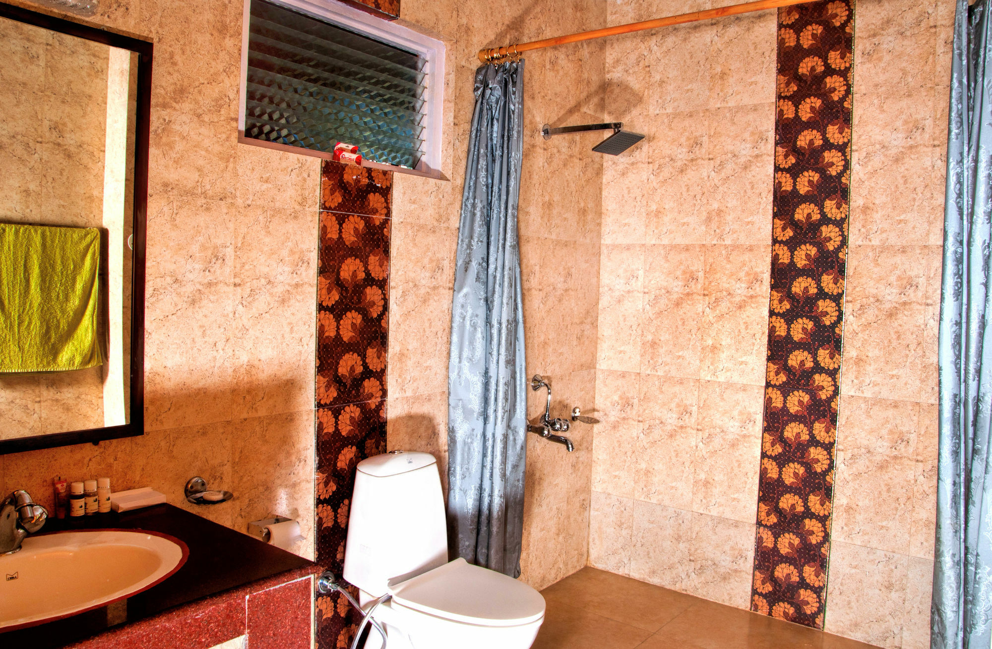 Oyo 14106 Exotic Hill View Shoghi Homestay