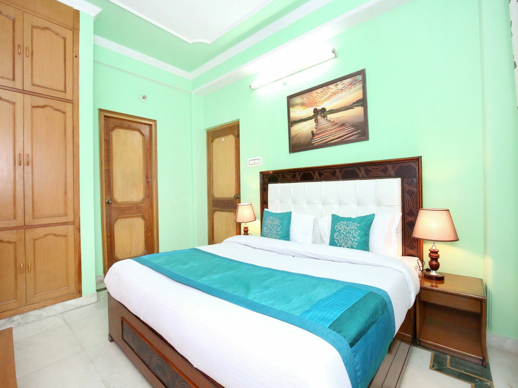 Oyo 10862 3bhk Chotta Apartment