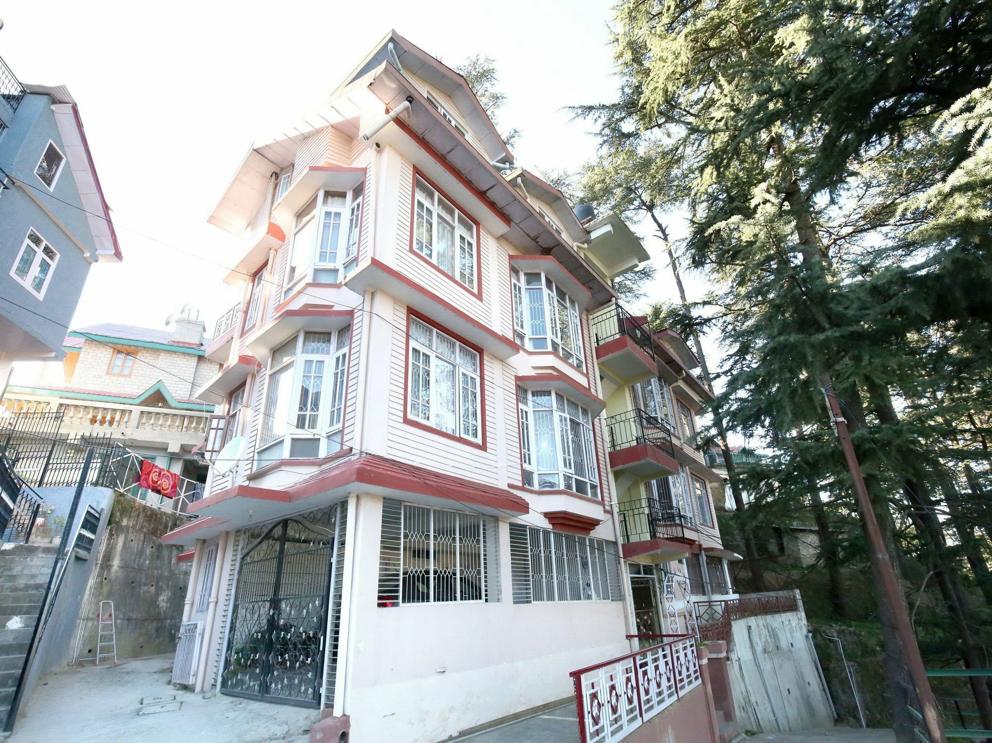 Oyo 10862 3bhk Chotta Apartment