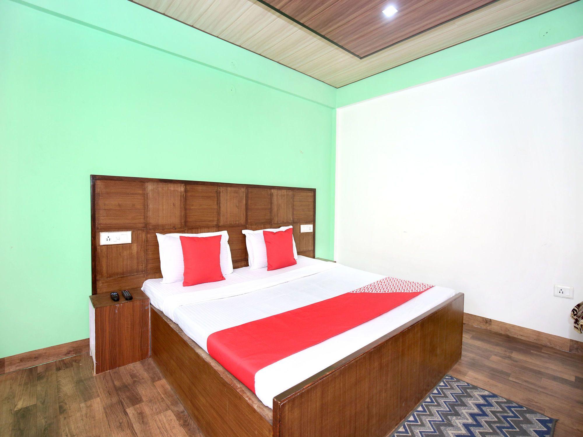 Oyo 12215 1rk Exotic Valley View Chail Apartment *