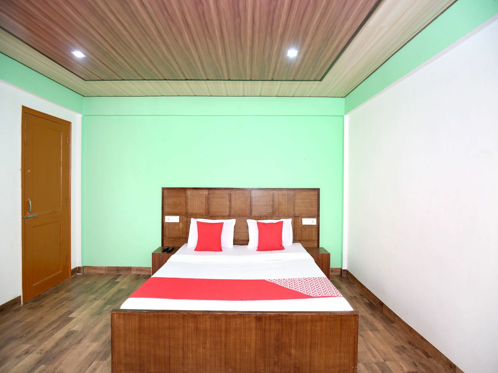 Oyo 12215 1rk Exotic Valley View Chail Apartment *