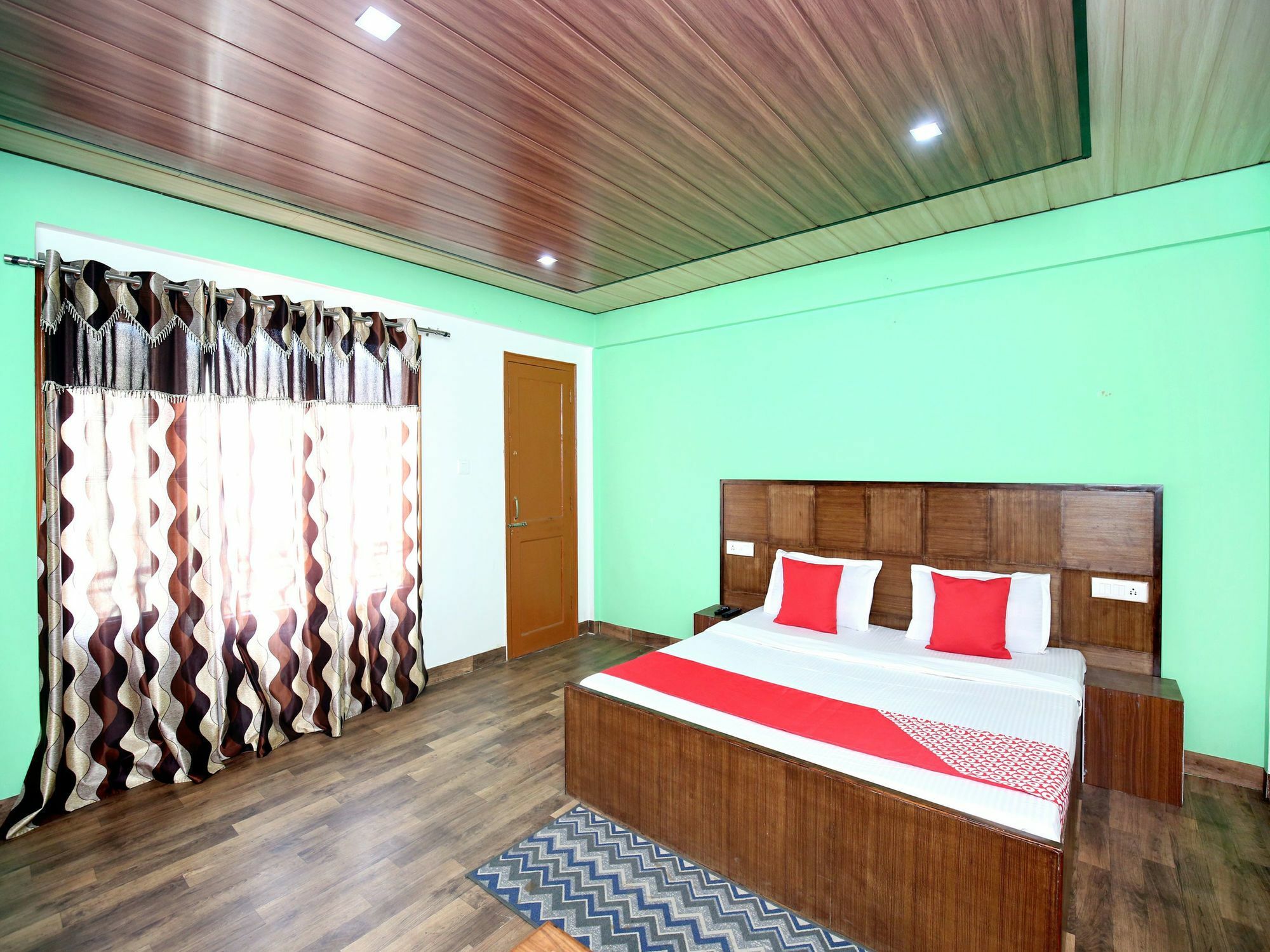 Oyo 12215 1rk Exotic Valley View Chail Apartment Shimla