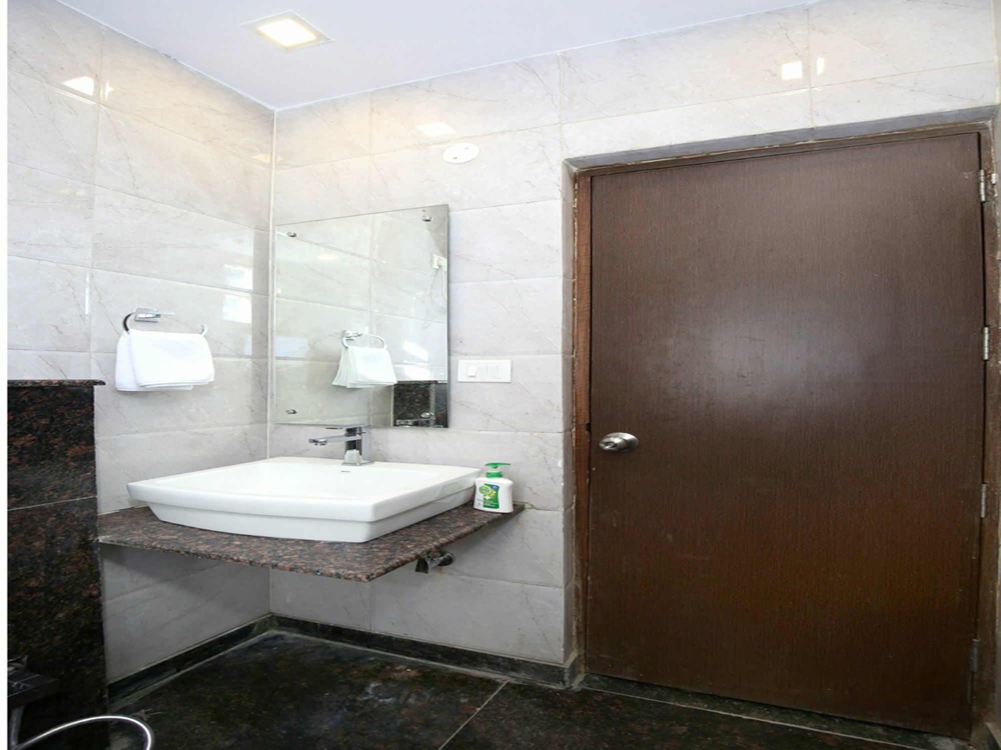Hotel Oyo 9895 Valley View 1bhk Bharari 3*