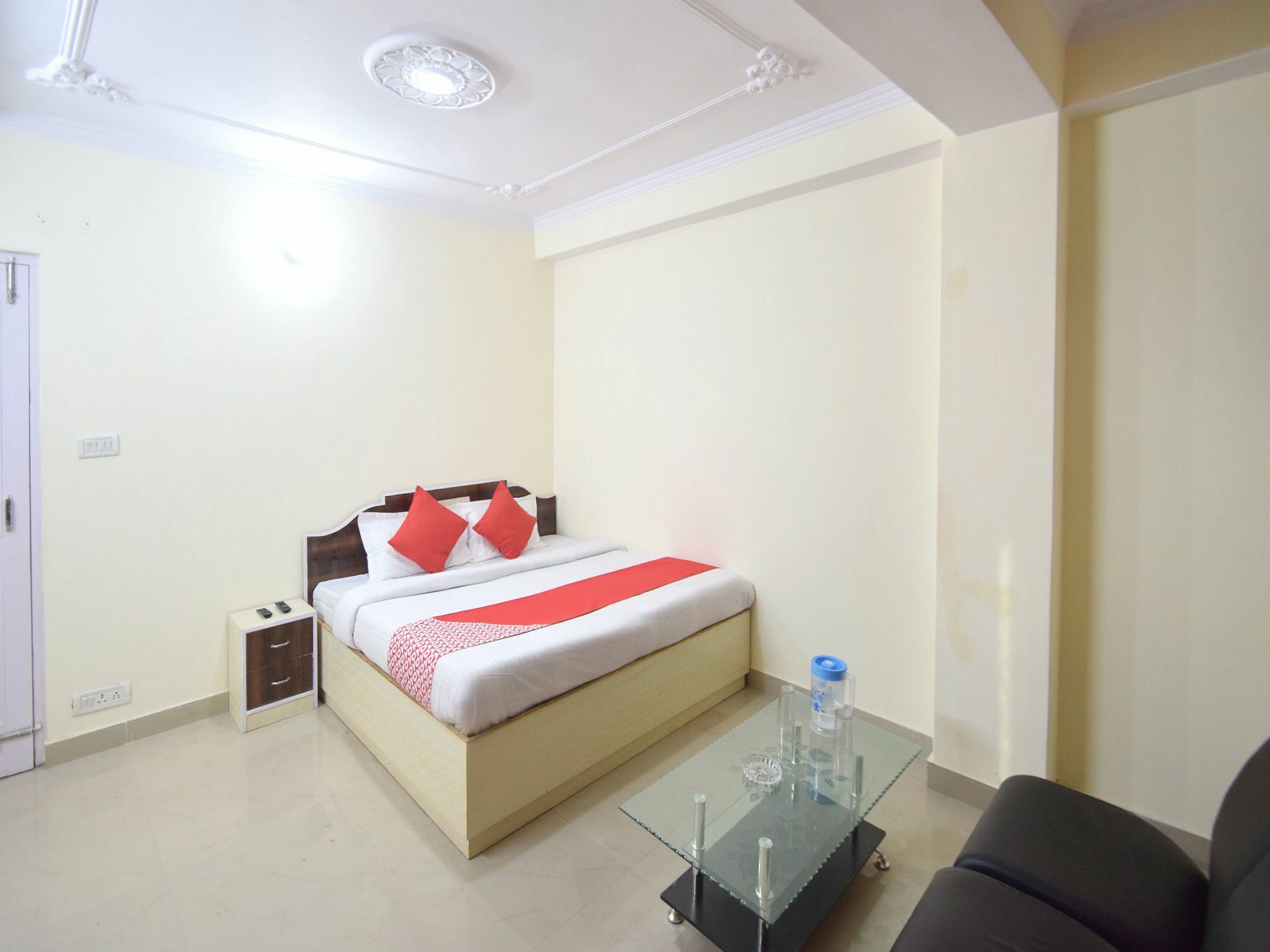 Oyo 11658 2bhk Mountain View Sec 4 New *
