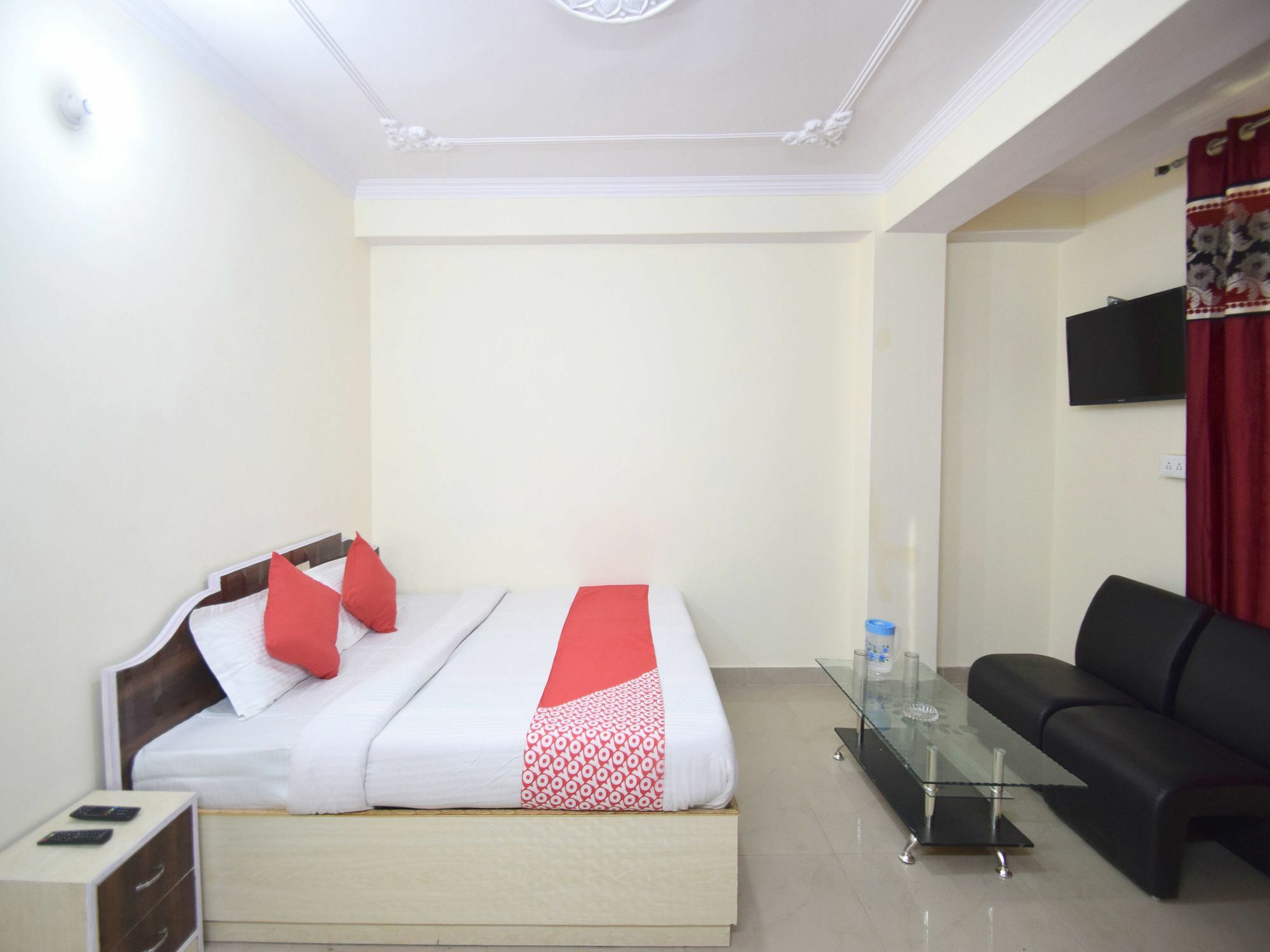 Oyo 11658 2bhk Mountain View Sec 4 New Apartment