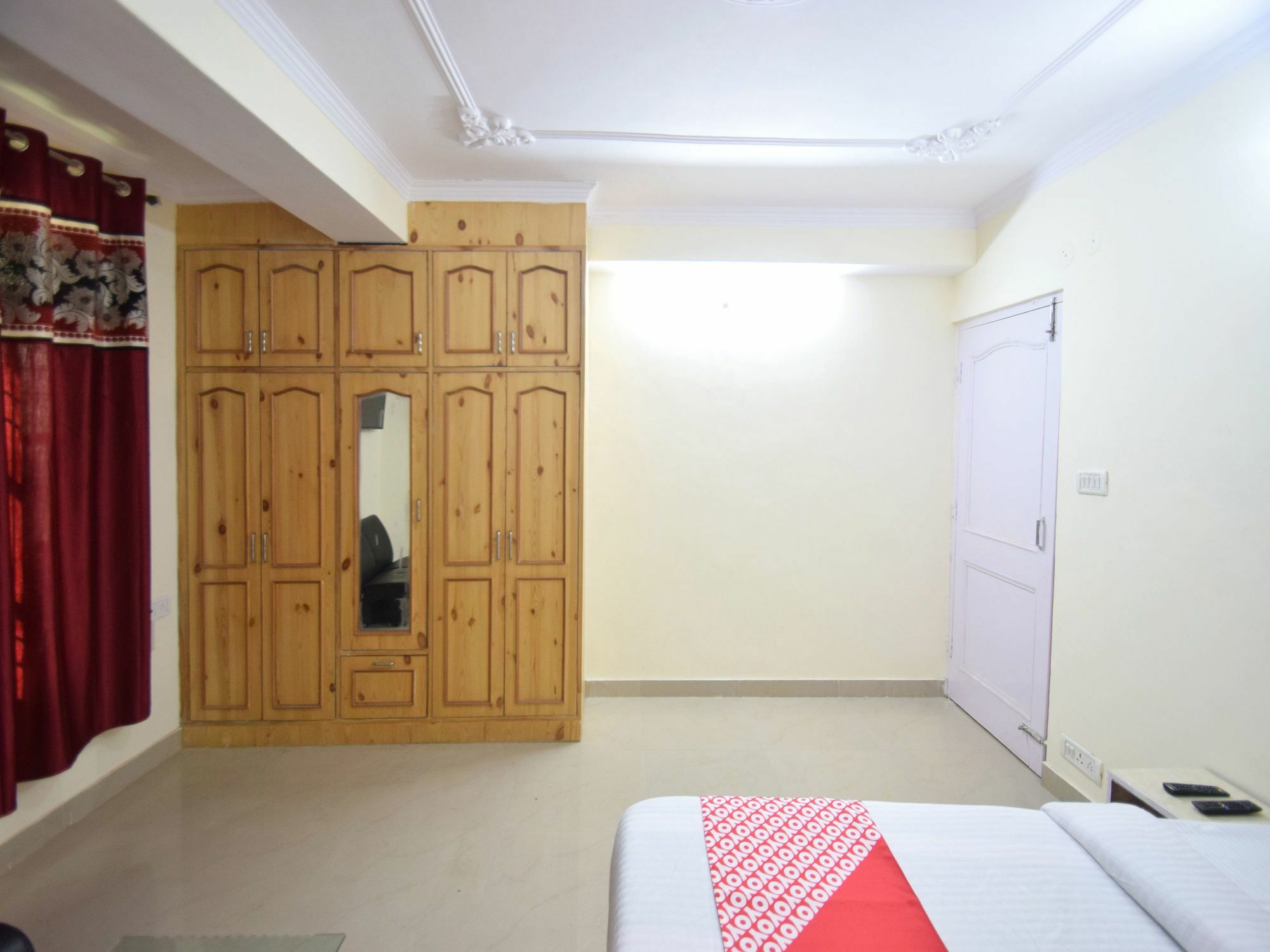 Oyo 11658 2bhk Mountain View Sec 4 New *