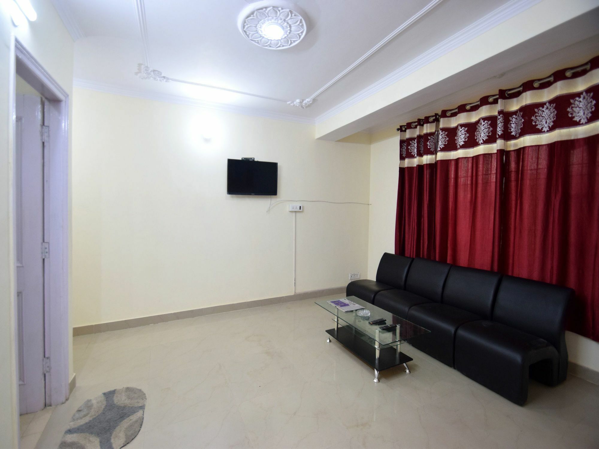 Oyo 11658 2bhk Mountain View Sec 4 New Apartment