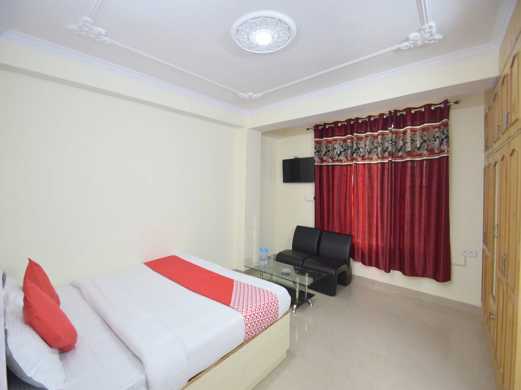Oyo 11658 2bhk Mountain View Sec 4 New *