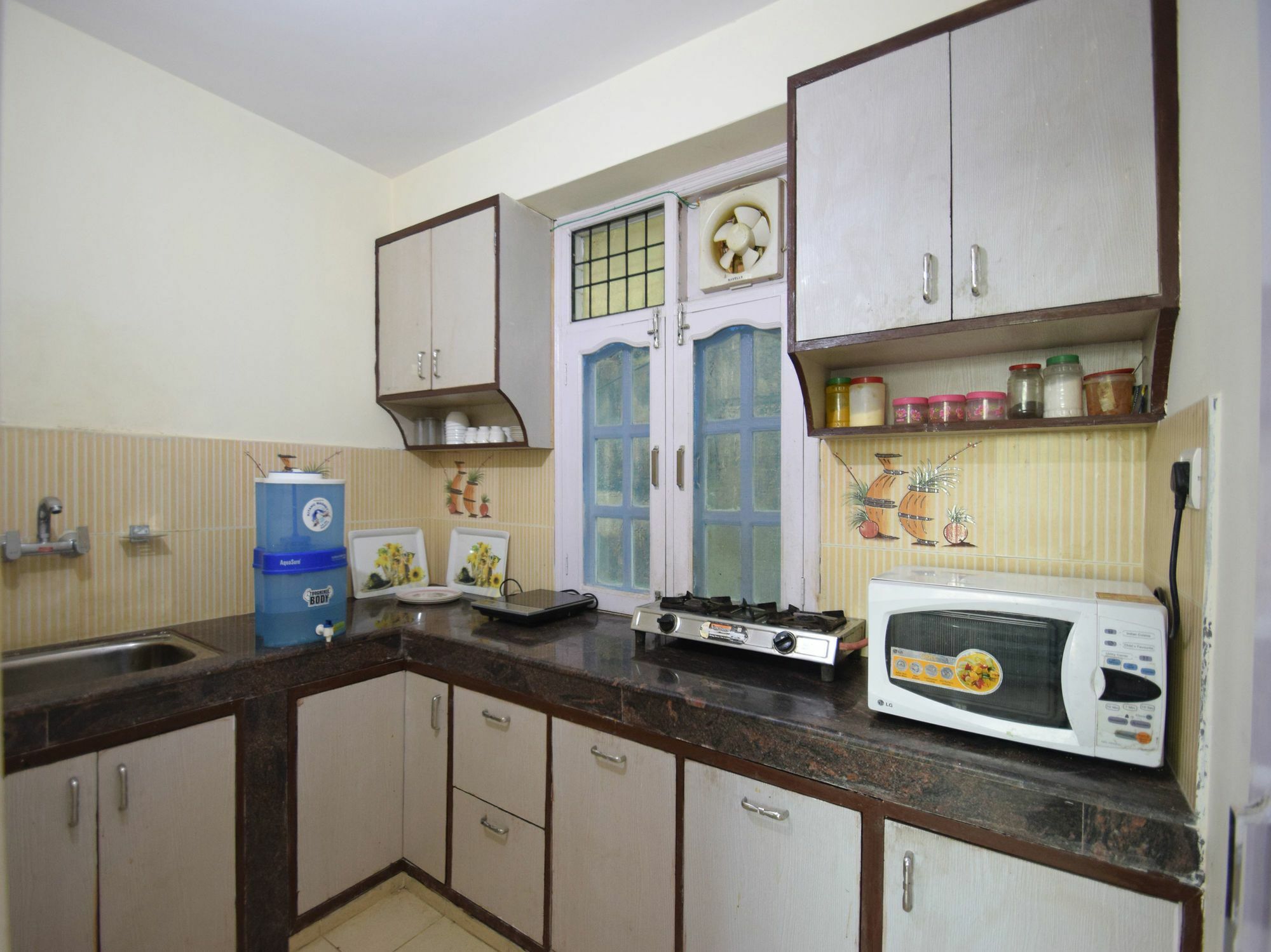 Oyo 11658 2bhk Mountain View Sec 4 New Apartment *