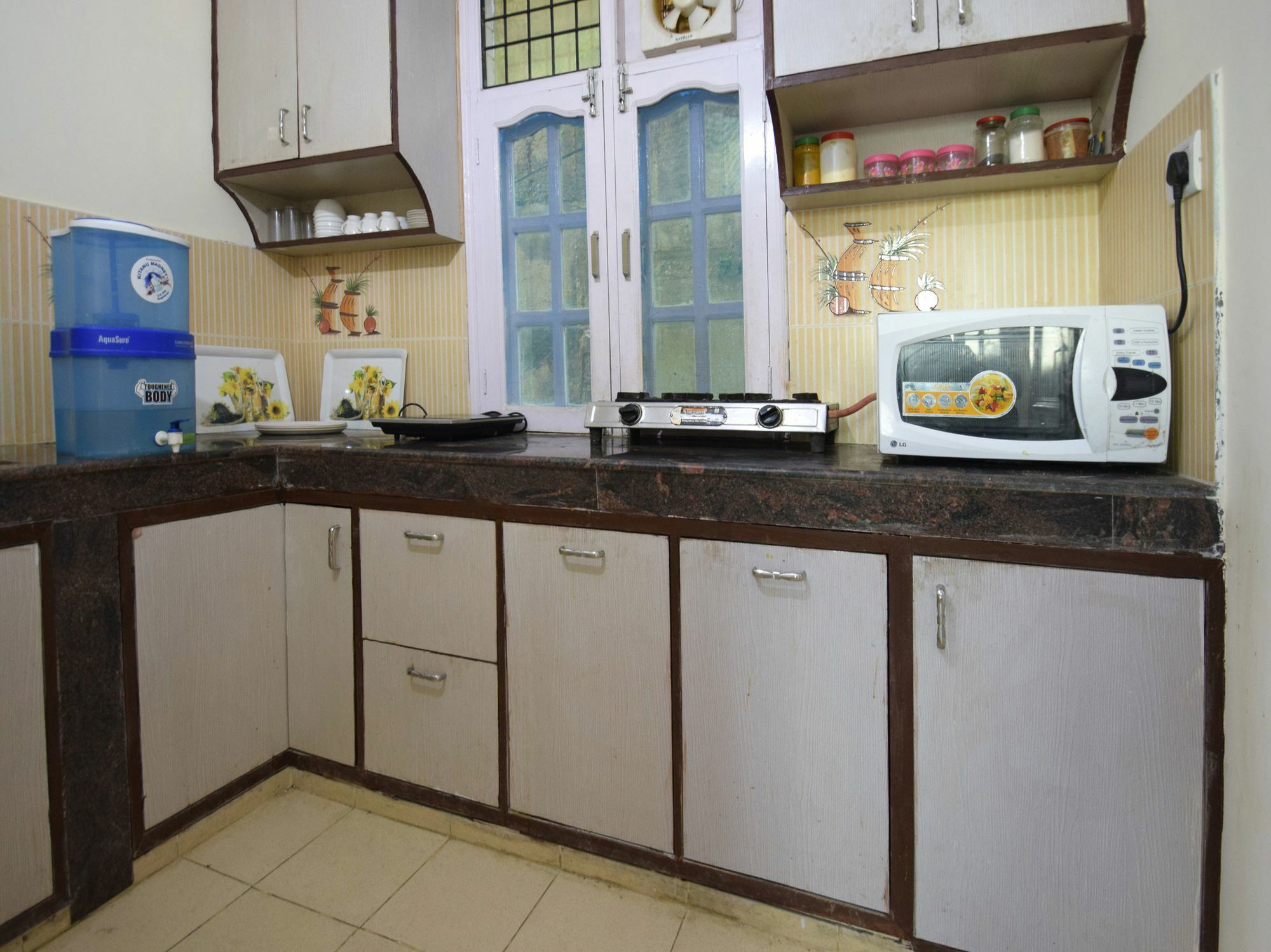 Oyo 11658 2bhk Mountain View Sec 4 New Apartment