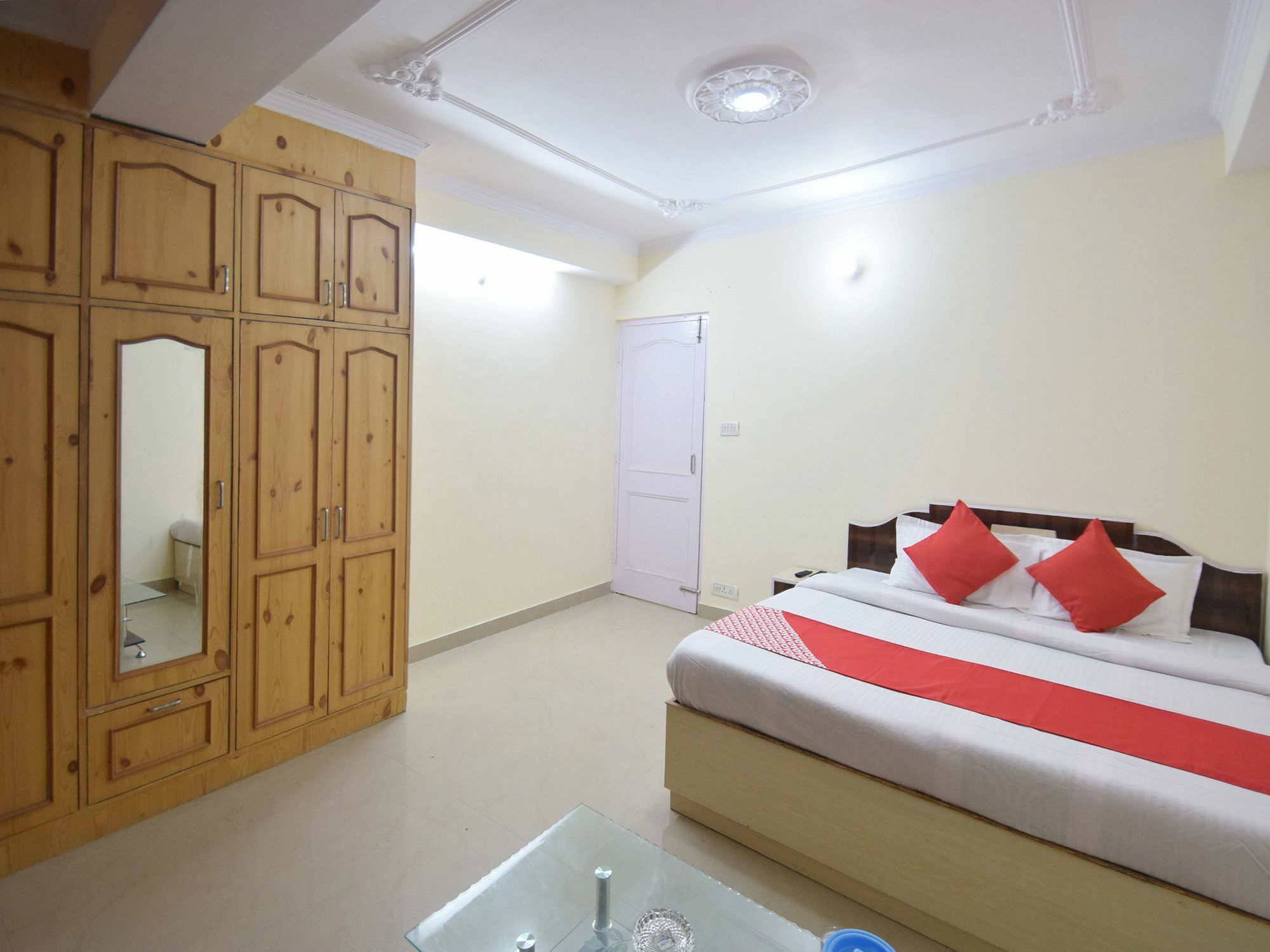 Oyo 11658 2bhk Mountain View Sec 4 New *