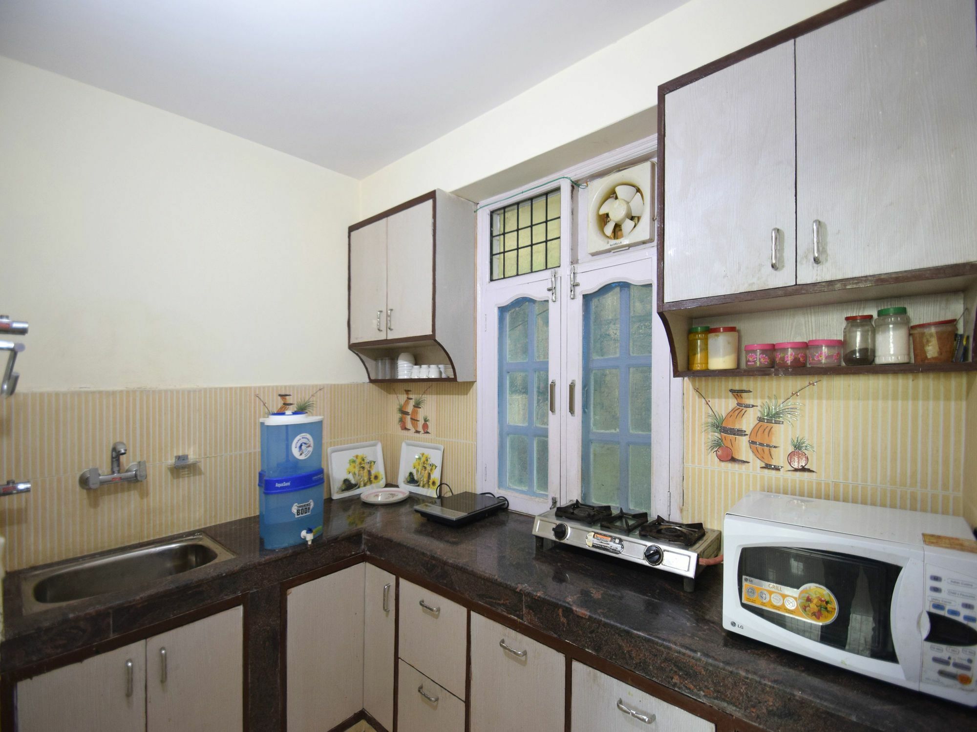 Oyo 11658 2bhk Mountain View Sec 4 New Apartment