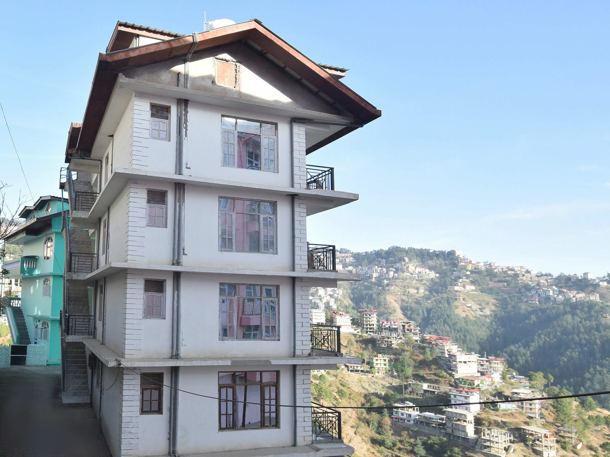 Oyo 11658 2bhk Mountain View Sec 4 New Apartment