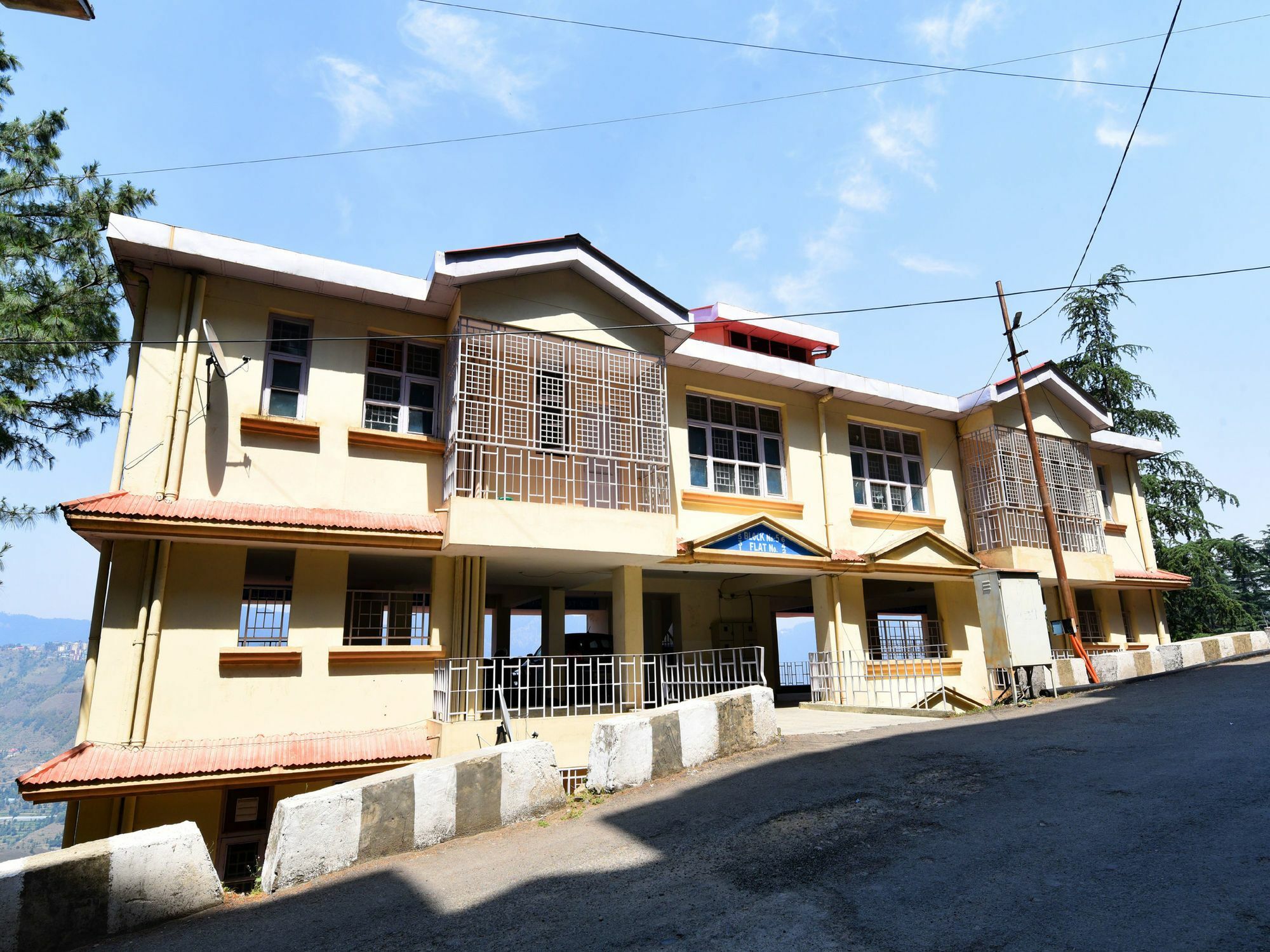 Apartment Oyo 14122 Modern 2bhk Hills View Himuda Colony Kasumptti
