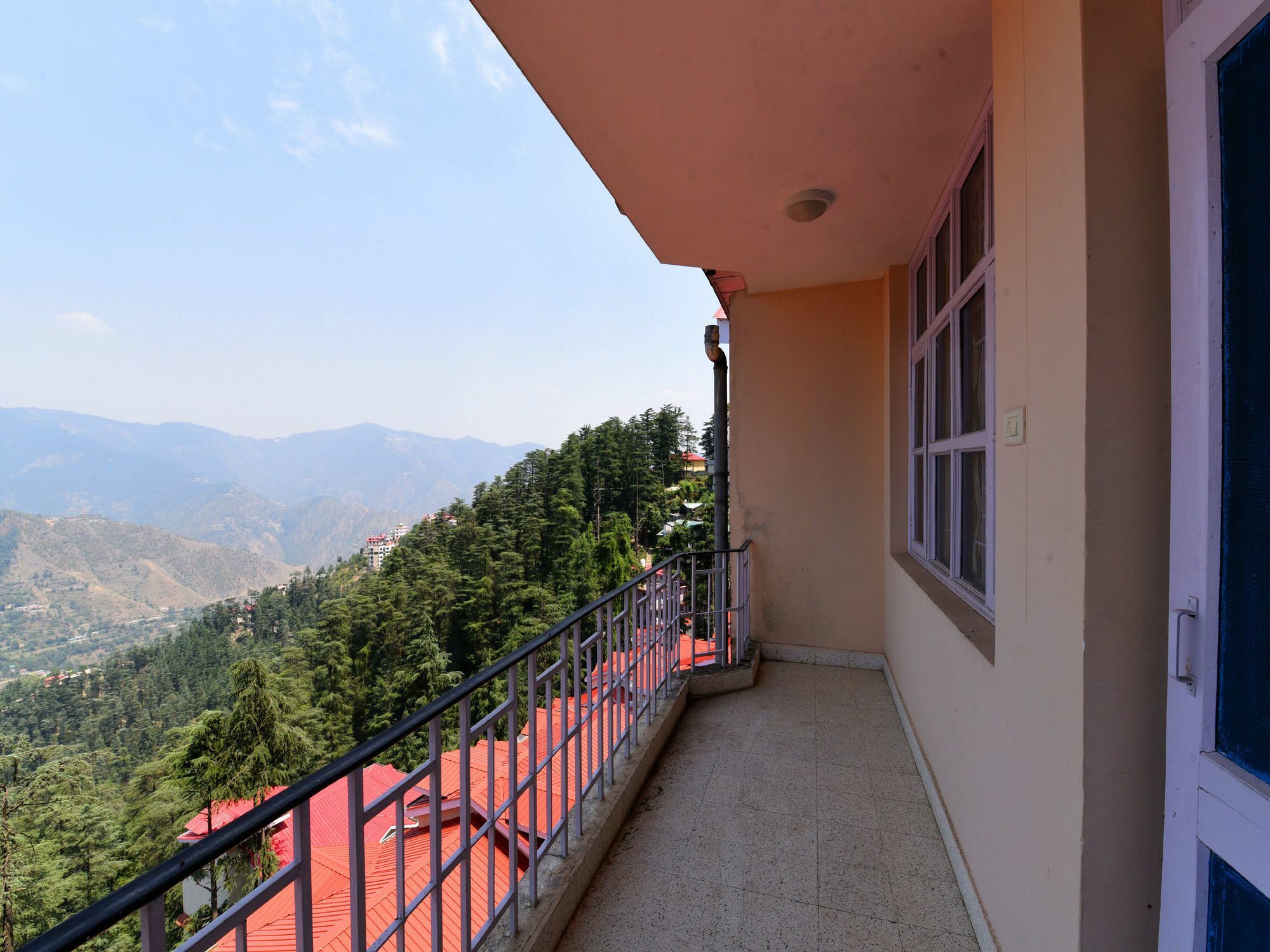 Apartment Oyo 14122 Modern 2bhk Hills View Himuda Colony Kasumptti
