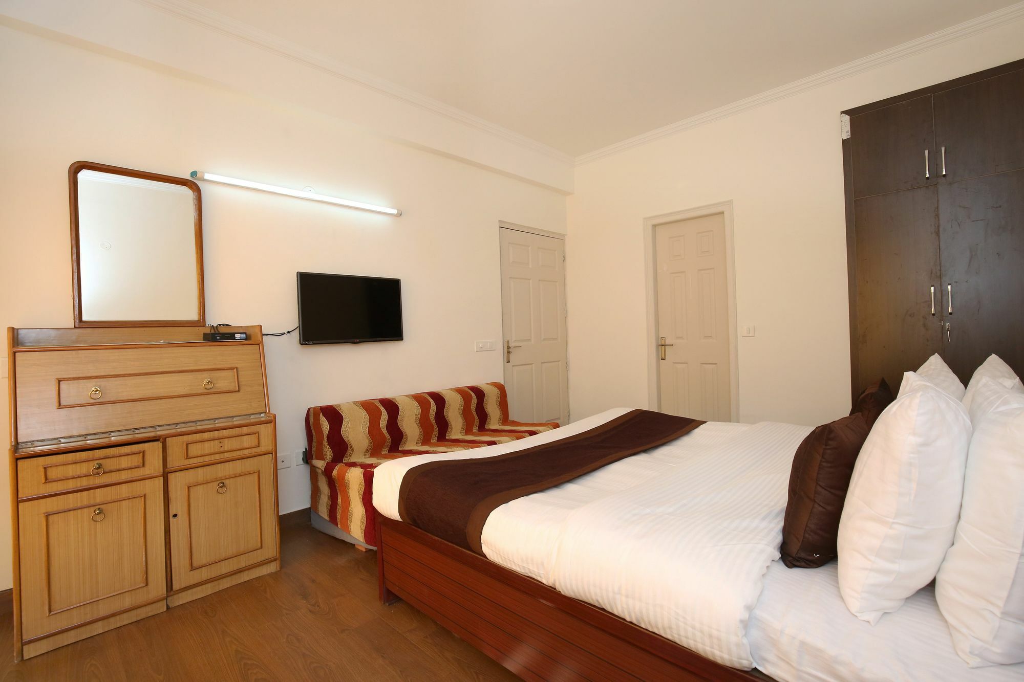Hill View 2bhk Sojourn In Bharari, Guest house 3*