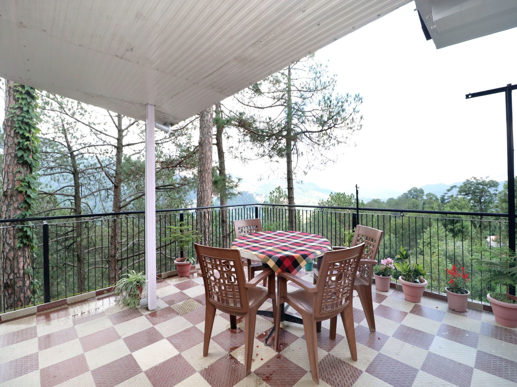Valley View 2bhk Abode Near Isbt, Tutikandi *