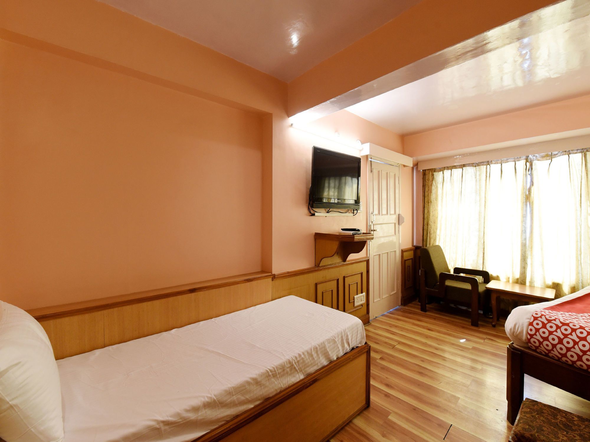 Oyo 12268 Samrat Hotel 3*