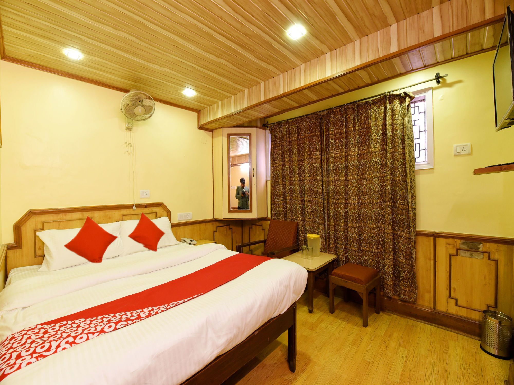 Hotel Oyo 12268 Samrat