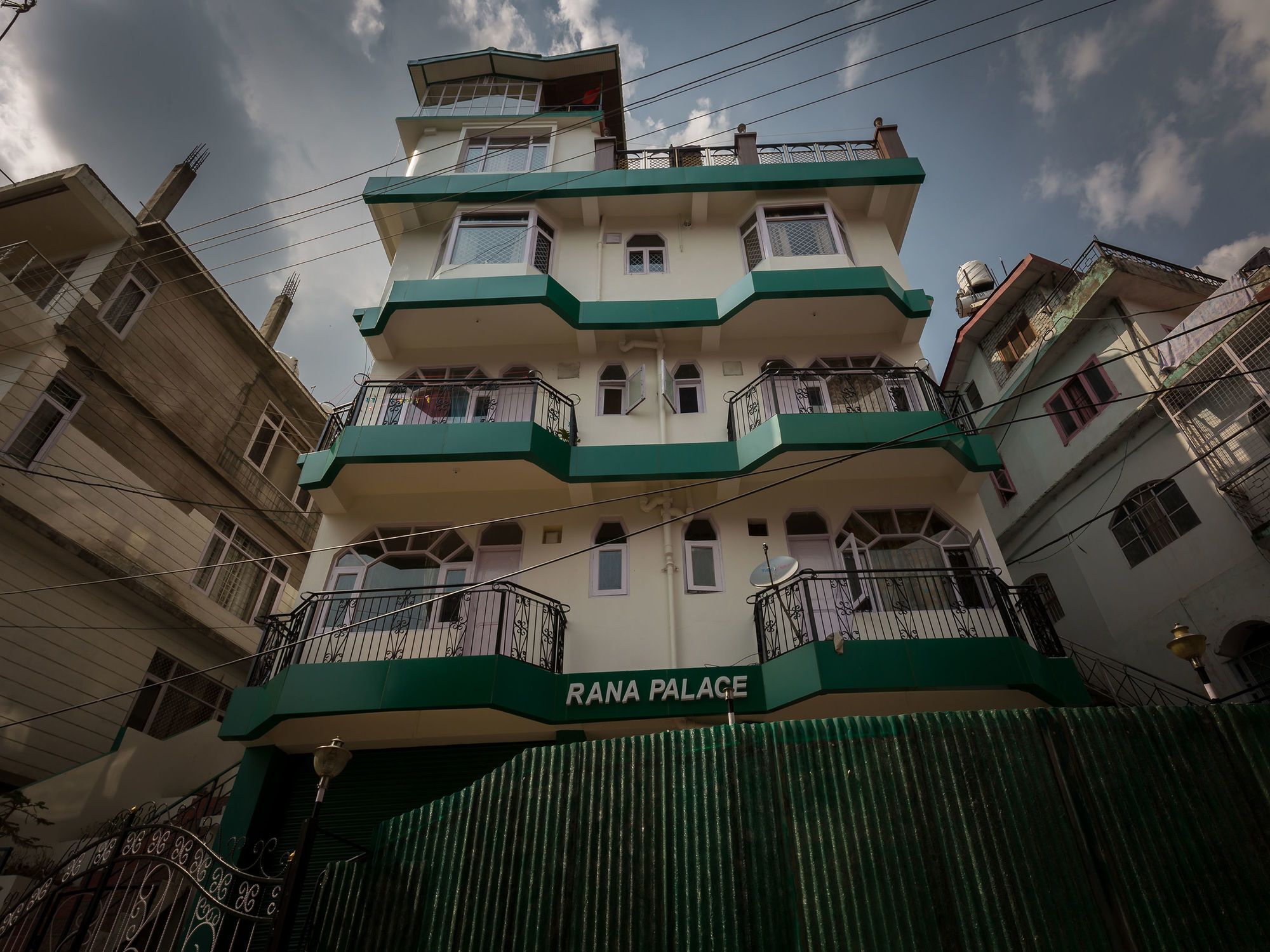 Oyo 12685 2bhk Sankat Mochan Apartment *