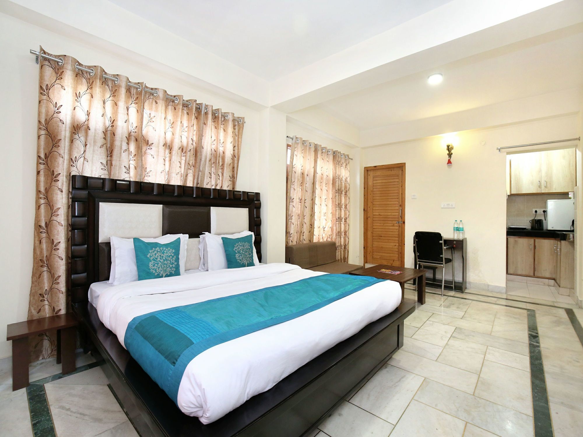 Oyo 11584 Modern Apartment
