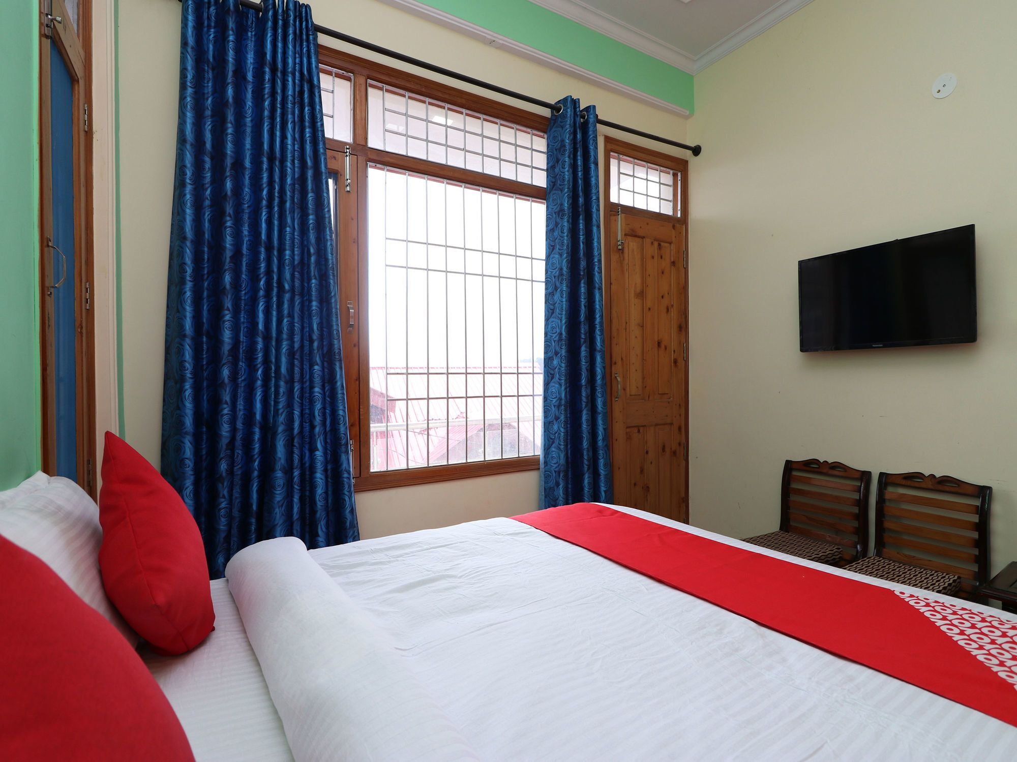 Oyo 13421 Cozy Hill View 2bhk Chota