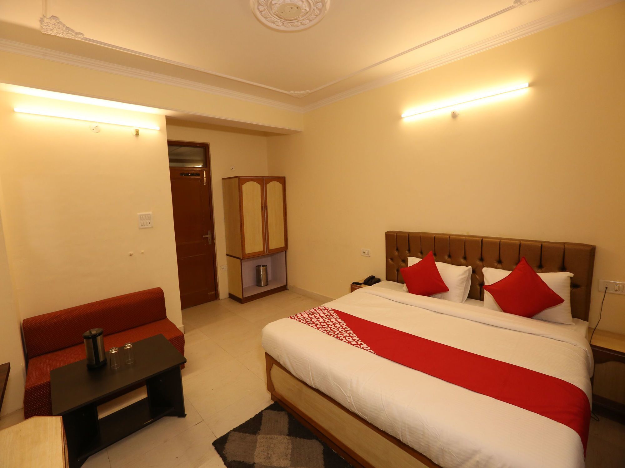 Oyo 14212 Tanwar Regency 2*