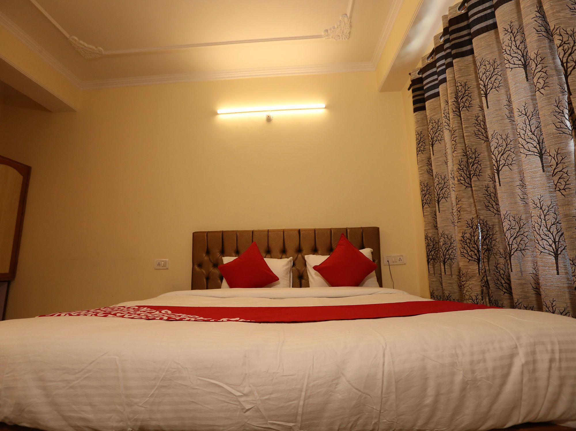 Hotel Oyo 14212 Tanwar Regency