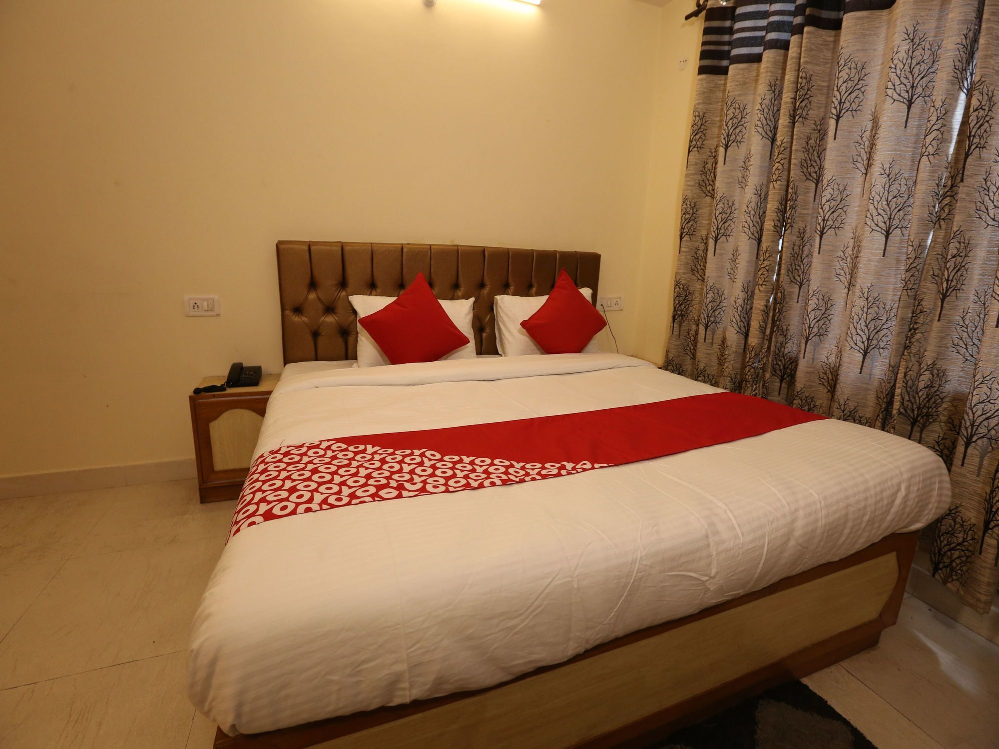 Oyo 14212 Tanwar Regency Hotel 2*