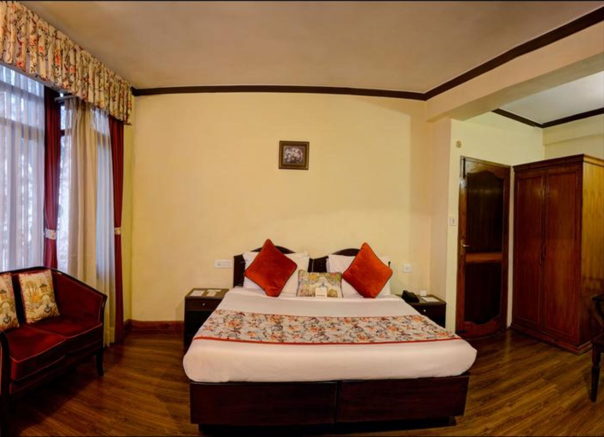 Summit Le Royale Hotel, Hotel