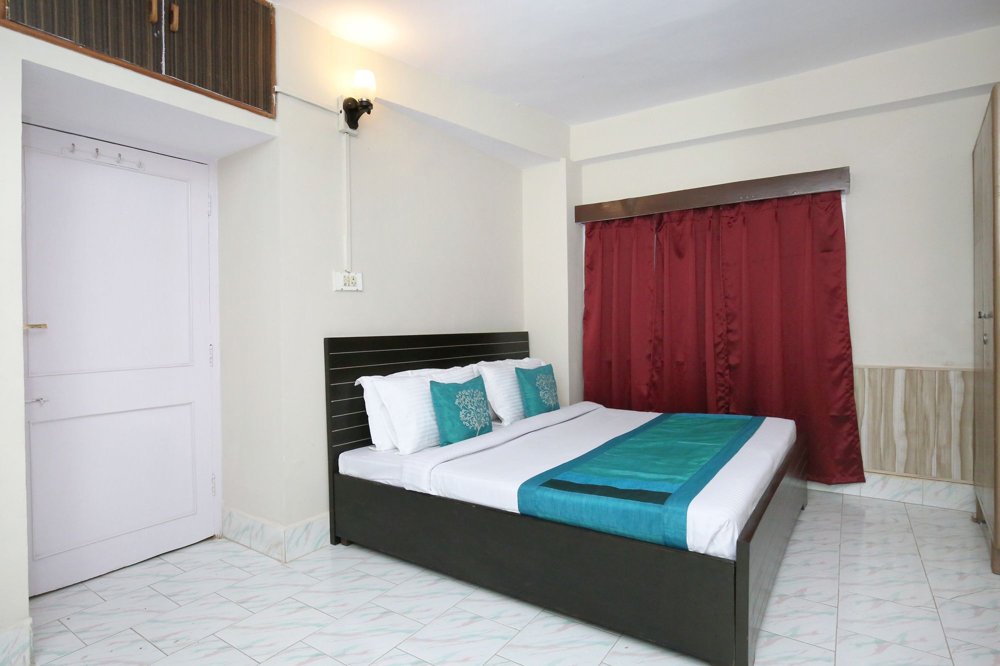 Oyo 10404 3bhk The Mall 2*