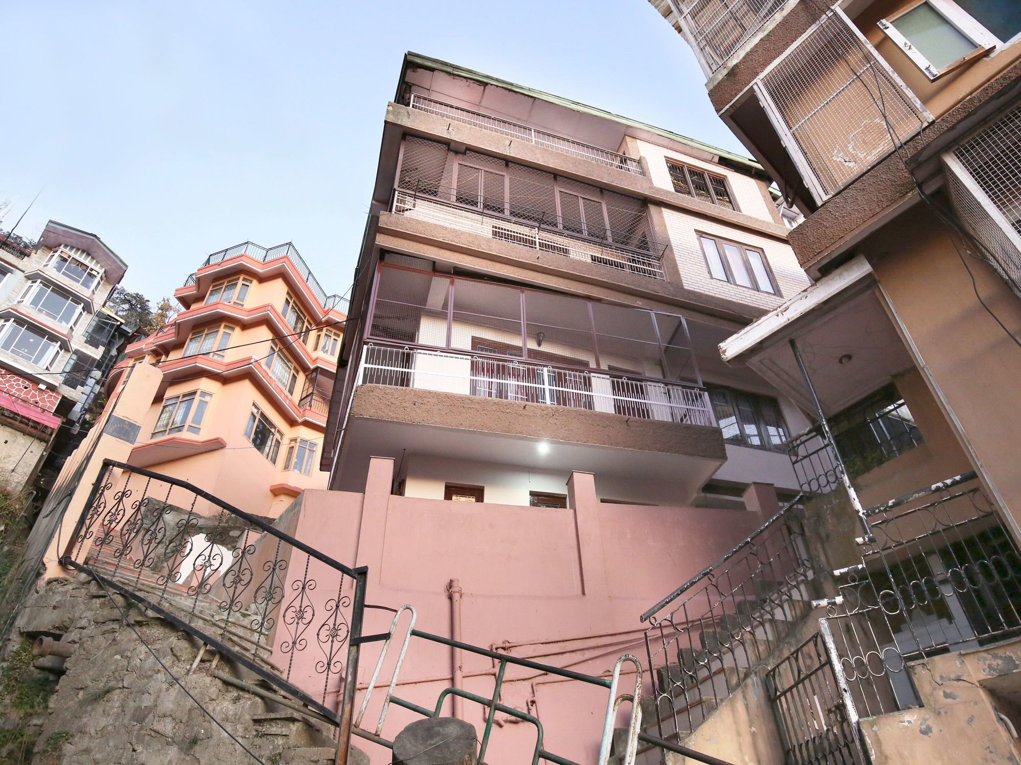 Oyo 10404 3bhk The Mall 2*