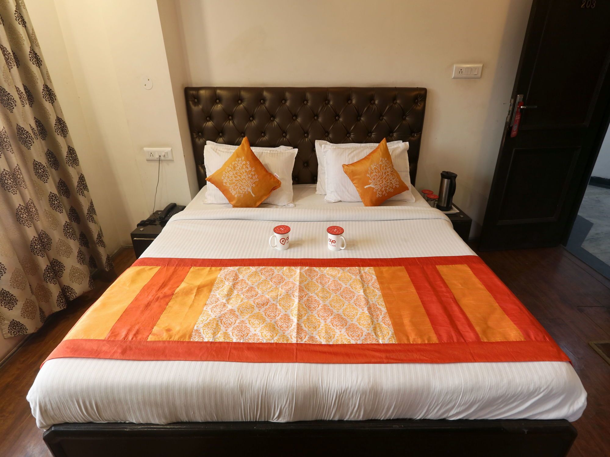 Oyo 055 Mall Rd Tourism Lift Hotel