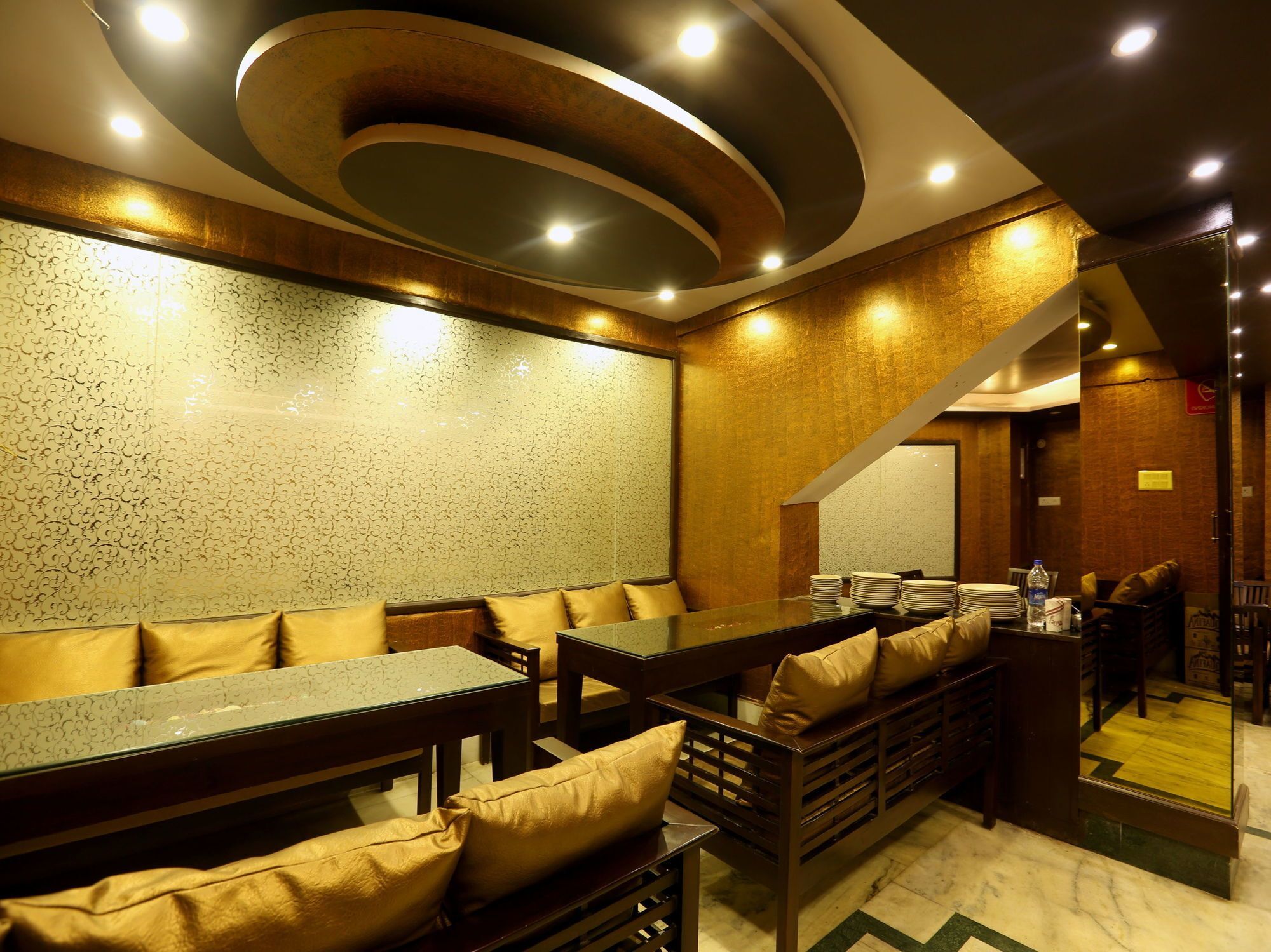 Oyo 055 Mall Rd Tourism Lift 3*