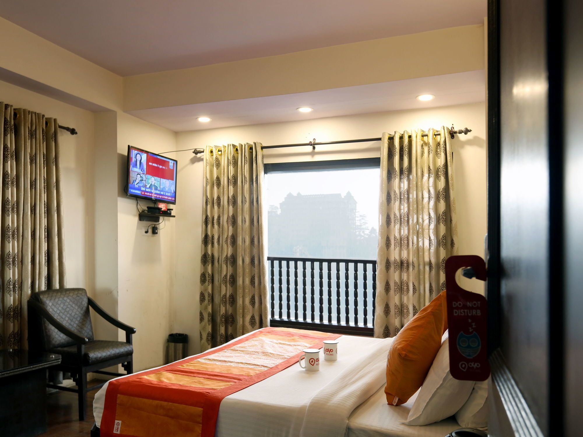 Oyo 055 Mall Rd Tourism Lift 3*