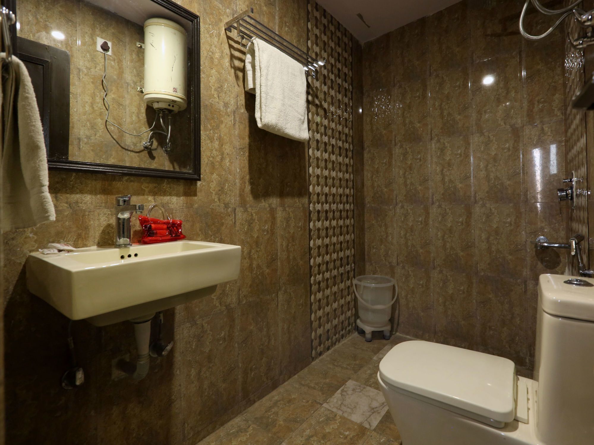 Oyo 055 Mall Rd Tourism Lift Hotel
