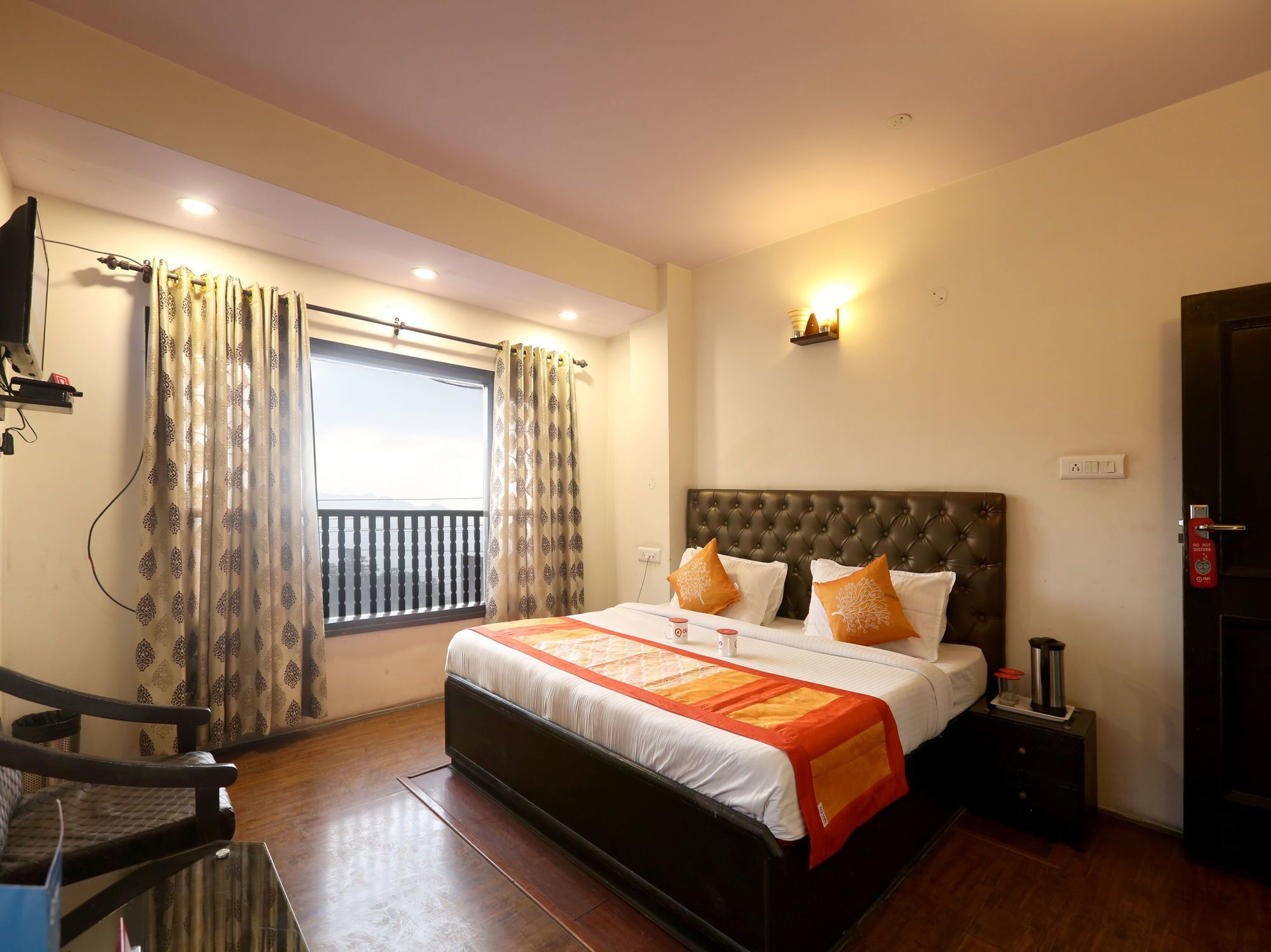 Oyo 055 Mall Rd Tourism Lift Hotel