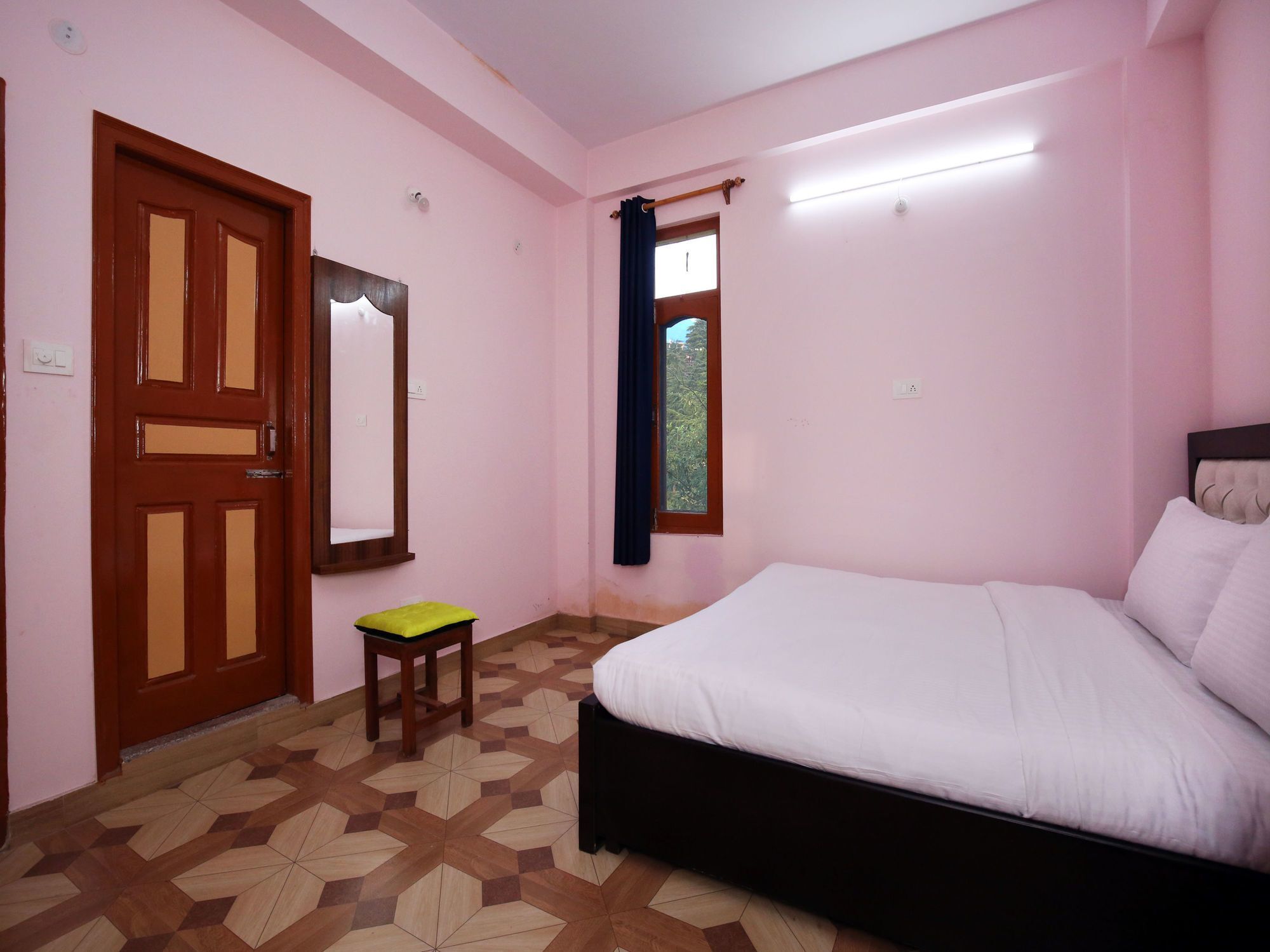 Hotel Oyo 9703 Serene View 2bhk Jhanjeri 2*