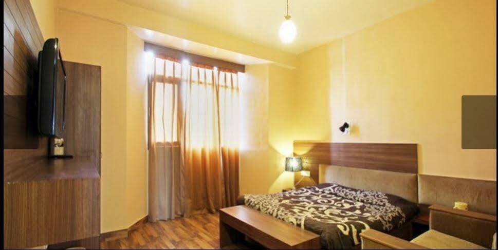 Itsy Crystal Palace With Valley View Hotel Shimla