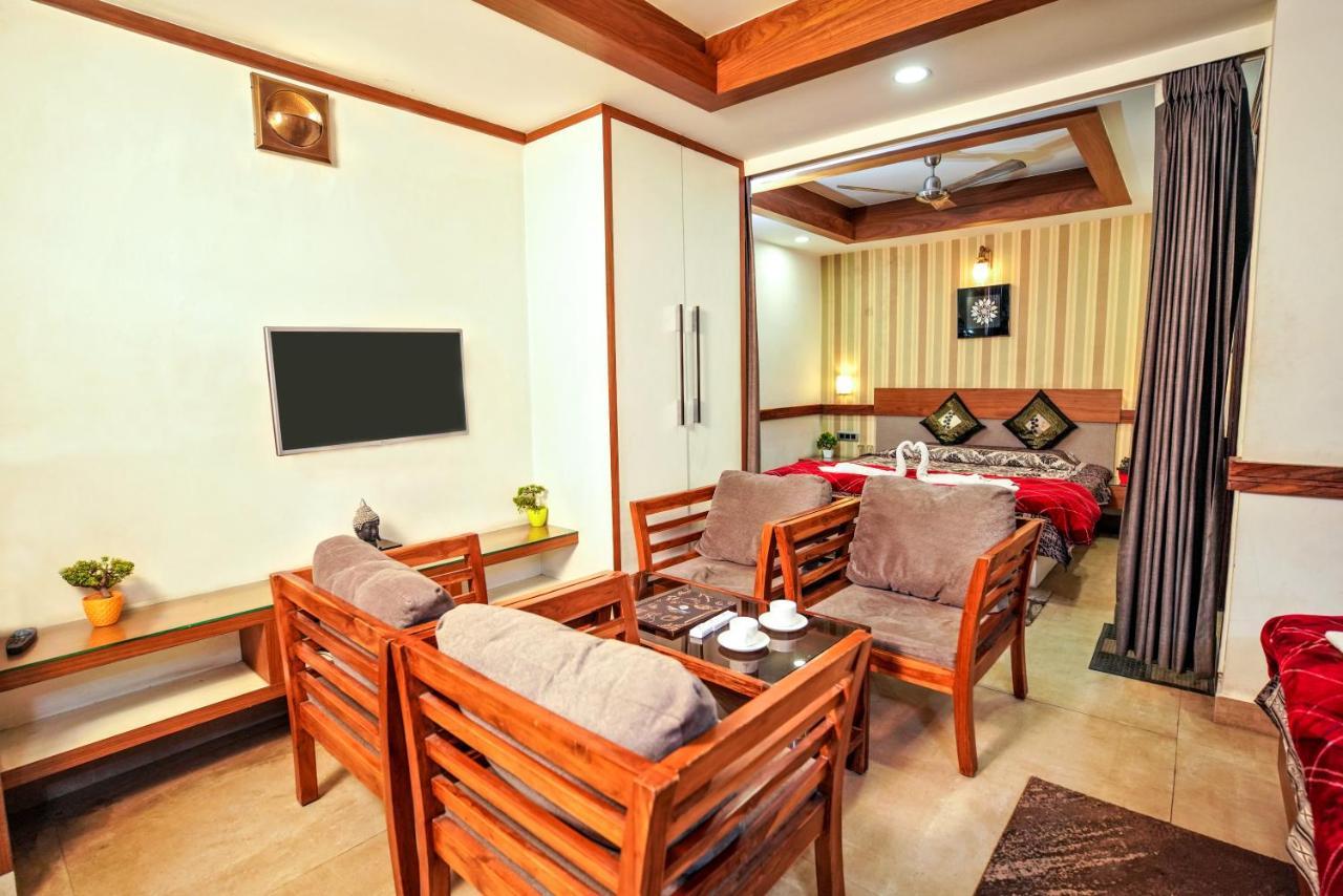Mayur Bar And Restaurant 2*